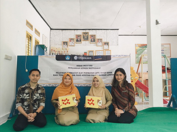 You are currently viewing Dosen DKV IIB Darmajaya Kolaborasi Berikan Pelatihan Pembuatan APE Bussy Book Tenaga Pendidik PAUD