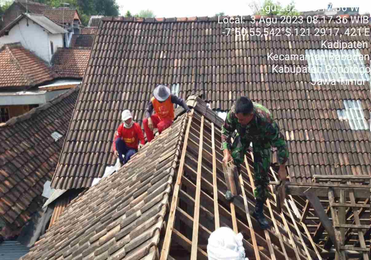 You are currently viewing Babinsa Kodim 0802/Ponorogo Ikut Kerja Bakti Perbaiki Rumah Milik Warga Kurang Mampu