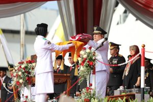 Read more about the article Jadi Inspektur Upacara HUT RI ke-78, Gubernur Kobarkan Semangat Membangun Daerah