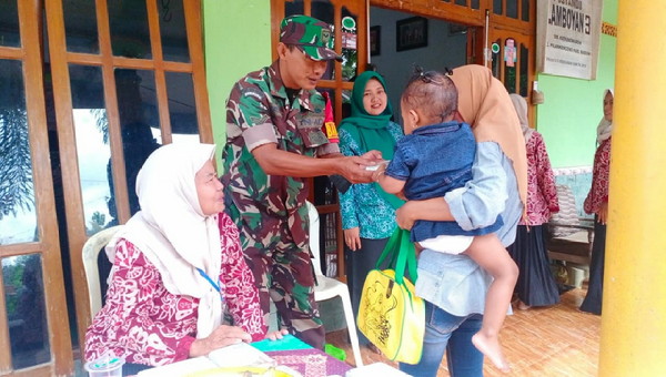 You are currently viewing Aktif Dampingi Posyandu, Babinsa Kedungmaron Berikan Edukasi Stunting