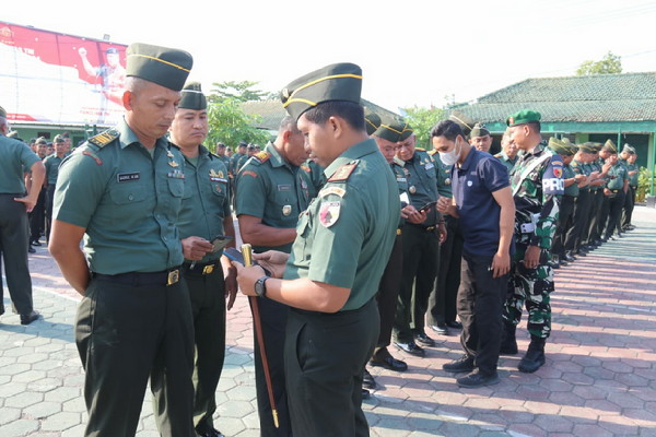 You are currently viewing Minimalisir Pelanggaran, Dandim Ngawi  Periksa Handphone Anggota