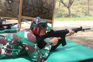 Read more about the article Terus Asah Kemampuan, Dandim bersama Anggota Kodim Tulungagung Latihan Menembak Senapan