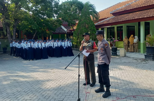 Read more about the article Bentuk Mentalitas Yang Tangguh, Babinsa Berikan Wawasan dan Bahaya Narkoba Kepada Pelajar  SMPN 3 Karangjati