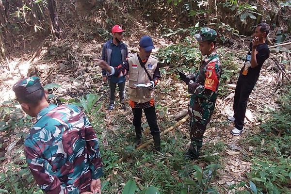 Read more about the article Beri Solusi Warga, Danramil 0801/05 Nawangan bersama Forkopimca Temukan Sumber Mata Air