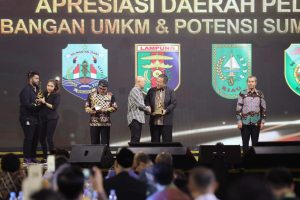 Read more about the article Gubernur Lampung Raih Penghargaan Daerah Peduli Pengembangan UMKM dan Potensi Sumber Daya Lokal