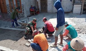 Read more about the article Aktif di Wilayah, Babinsa Kendal Kerja Bakti Bantu Warga Masyarakat Pasang Paving