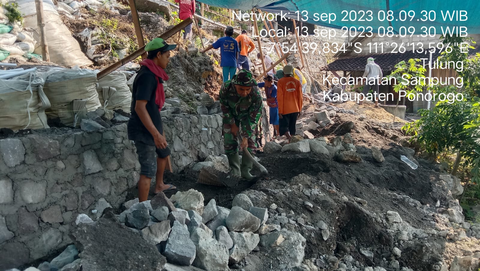 You are currently viewing Aktif di Wilayah Desa Binaan, Babinsa Kodim 0802/Ponorogo Kerja Bakti Buat Talud Bersama Warga