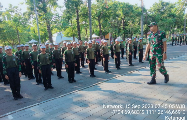 Read more about the article Babinsa Koramil Ngawi Kota Latih PBB  Siswa – Siswi SMKN 1 Ngawi
