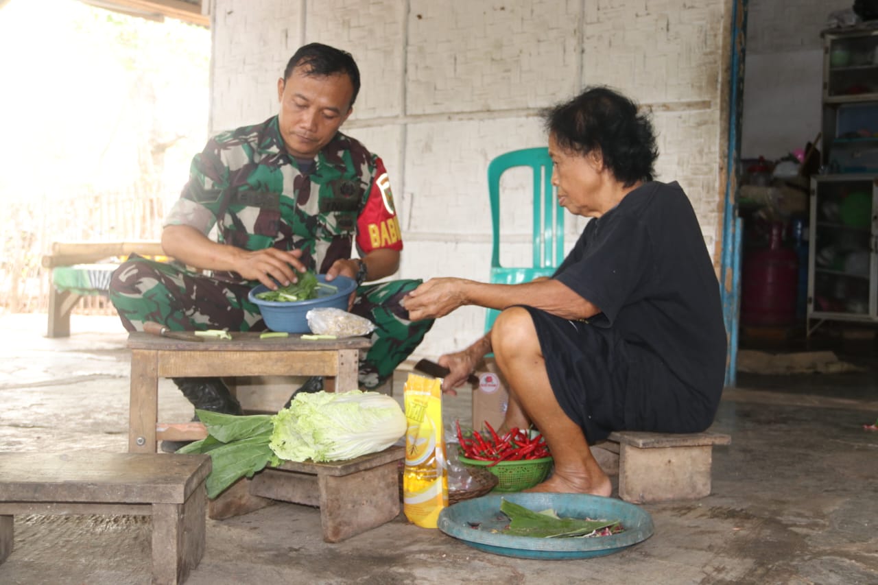 You are currently viewing Babinsa Koramil 410-02/TBS Masuk Dapur Warga, Mbah Pajri: Terimakasih Pak Babinsa