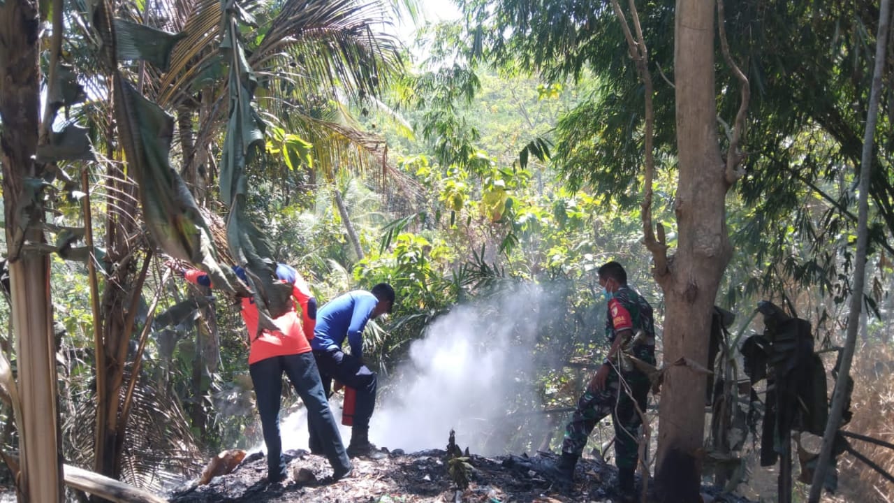 Read more about the article Babinsa Koramil 0806/11 Panggul Serka Suharjo dan Damkar Trenggalek Bersatu Lawan Api di Desa Wonocoyo