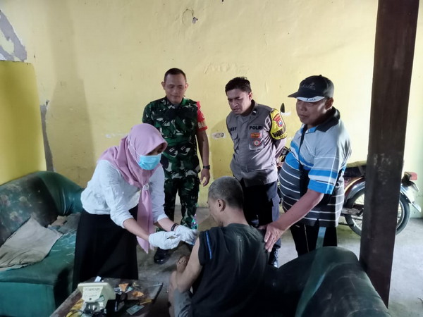 Read more about the article Babinsa Dampingi Pemeriksaan Kesehatan pada Penderita ODGJ