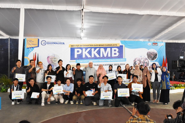 Read more about the article Cetak Pengusaha Muda, IIB Darmajaya Berikan Bantuan Pendanaan Rp100 Juta kepada 10 Pemenang DSC 2023