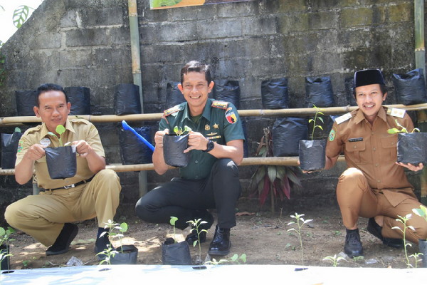You are currently viewing Langkah Bersama: Dandim Trenggalek dan Wakil Bupati Dukung Gerakan Tanam Cepat Panen di Desa Pandean