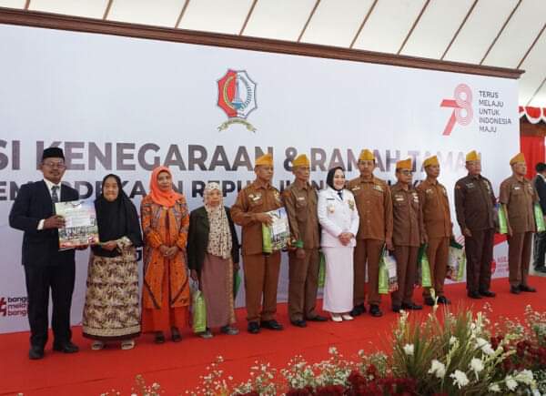 Read more about the article Pemkab Bojonegoro Gelar Ramah Tamah dengan Keluarga Pejuang, Bupati Anna: Terus Bangun Infrastruktur