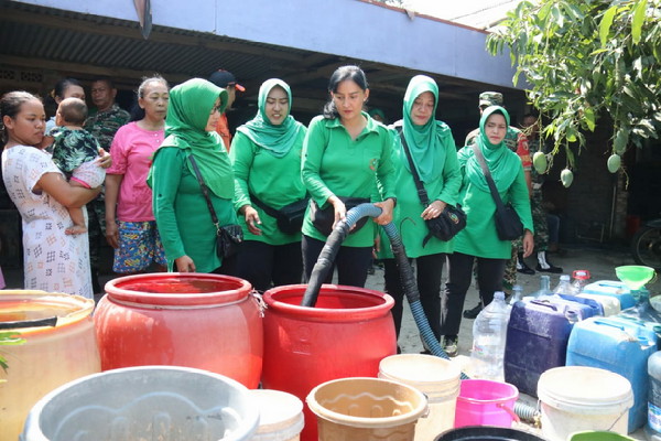 Read more about the article Peduli Masyarakat, Persit KCK Cabang XIX Dim Ngawi bersama BPBD Salurkan Air Bersih