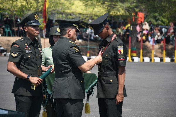 You are currently viewing Danrem 081/DSJ Hadiri Upacara Penutupan Dikma Secata PK TNI-AD Gelombong ke I Tahun Anggaran 2023