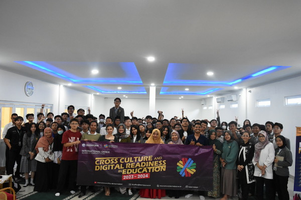 You are currently viewing Bersama Mahasiswa Asing, International Office Darmajaya–SMA TMI Kolaborasi Gelar Cross Culture and Digital Readiness