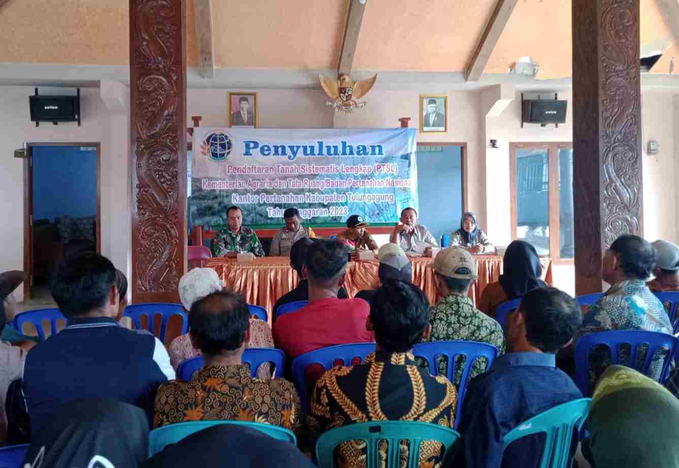You are currently viewing Koptu Tumijan Dampingi Warga Menerima Penyuluhan PTSL