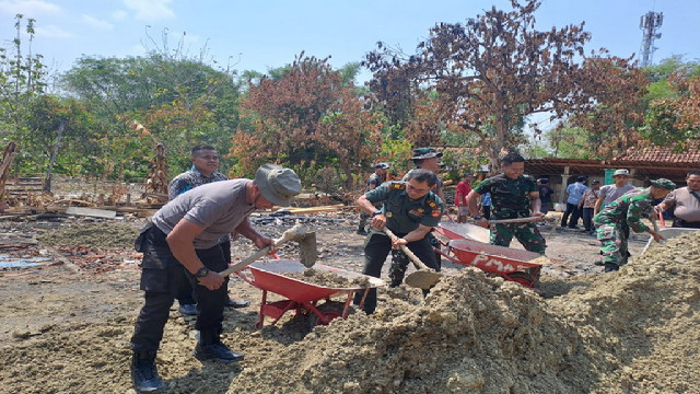 Read more about the article TNI-Polri Bersama Warga Bantu Bangun Rumah Korban Kebakaran