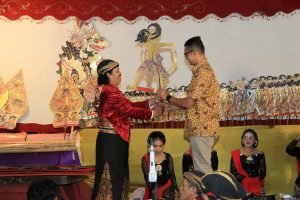Read more about the article Merayakan Kebudayaan dan Kebersamaan: Pagelaran Wayang Kulit Bimo Krido di HUT Ke-78 TNI