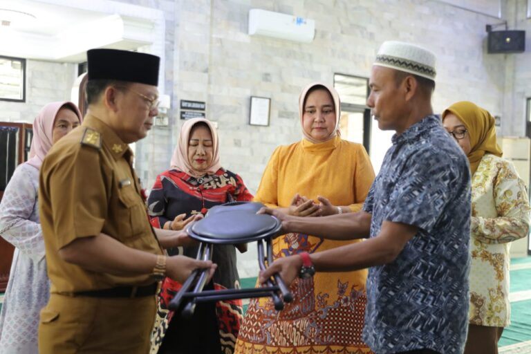 Read more about the article Riana Sari Arinal Beri Bantuan Pelengkapan Ibadah Shalat Berupa Kursi Lipat untuk Masjid Agung Kotabumi