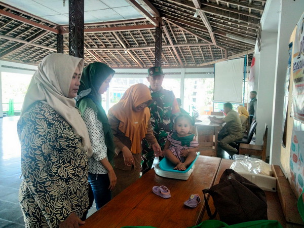 Read more about the article Babinsa Ingatkan Pentingnya Rutin Membawa Balita ke Posyandu