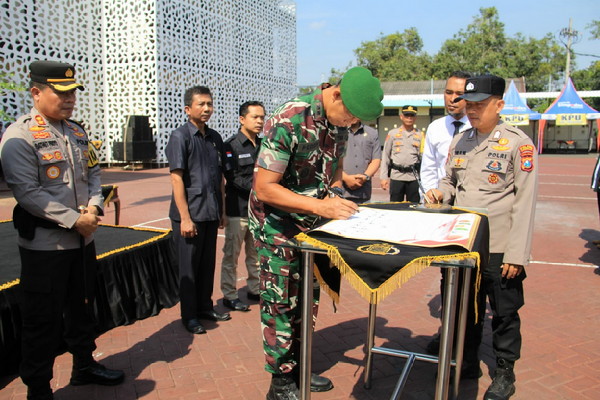 Read more about the article Dandim 0806/Trenggalek Hadiri Apel Gelar Pasukan Operasi Mantap Brata Semeru 2023-2024