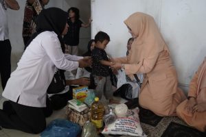 Read more about the article Kadis Kominfo Asahan Serahkan Bantuan Makanan Tambahan Kepada Anak Stunting