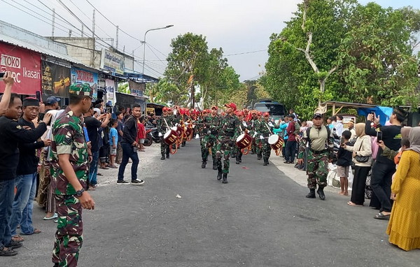 Read more about the article Babinsa Koramil 14/Dagangan Kawal Pawai Hari Santri Nasional