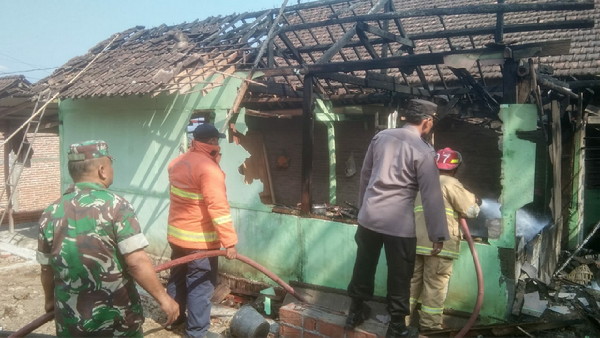 You are currently viewing Anggota Koramil 0806/03 Durenan bersama Polsek Durenan dan Tim Damkar Menyelamatkan Rumah dari Kobaran Api