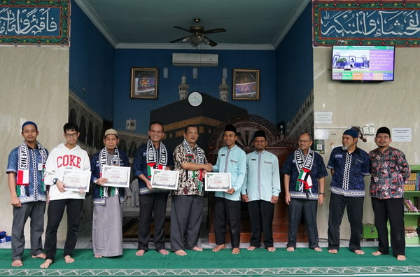 Read more about the article Save Palestina, Yayasan Alfian Husin – IIB Darmajaya Serahkan Donasi Melalui DT Peduli