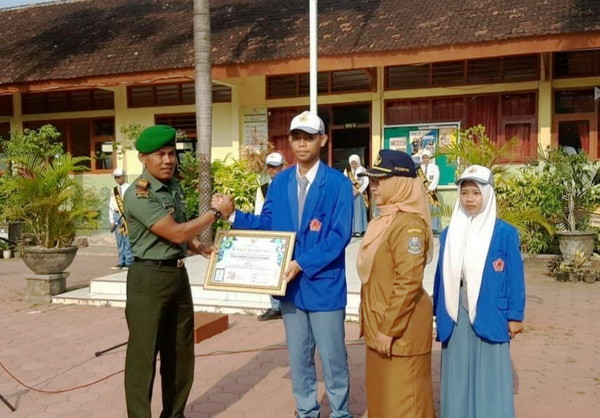 Read more about the article Sosok Inspiratif: Danramil 0806/08 Karangan Mengajarkan Disiplin dan Kehormatan di Upacara SMAN 2 Karangan
