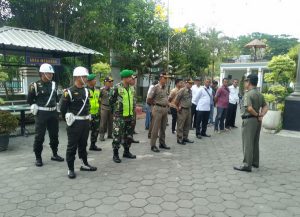 Read more about the article Libatkan TNI, Petugas Gabungan Gelar Razia Kontrakan dan Rumah Kost