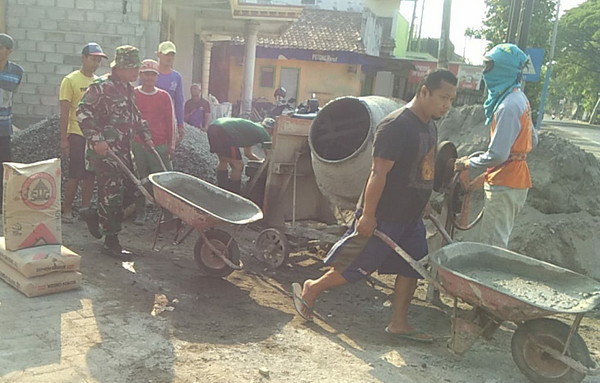 You are currently viewing Kerja Bakti Bangun Jembatan, Wujud Peran Aktif Babinsa Kodim 0802/Ponorogo di Wilayah Desa Binaan