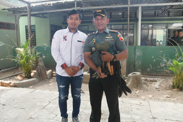 Read more about the article Korem 081/DSJ Terima Simbol Satuan Burung Merak dari Kahfi Corp
