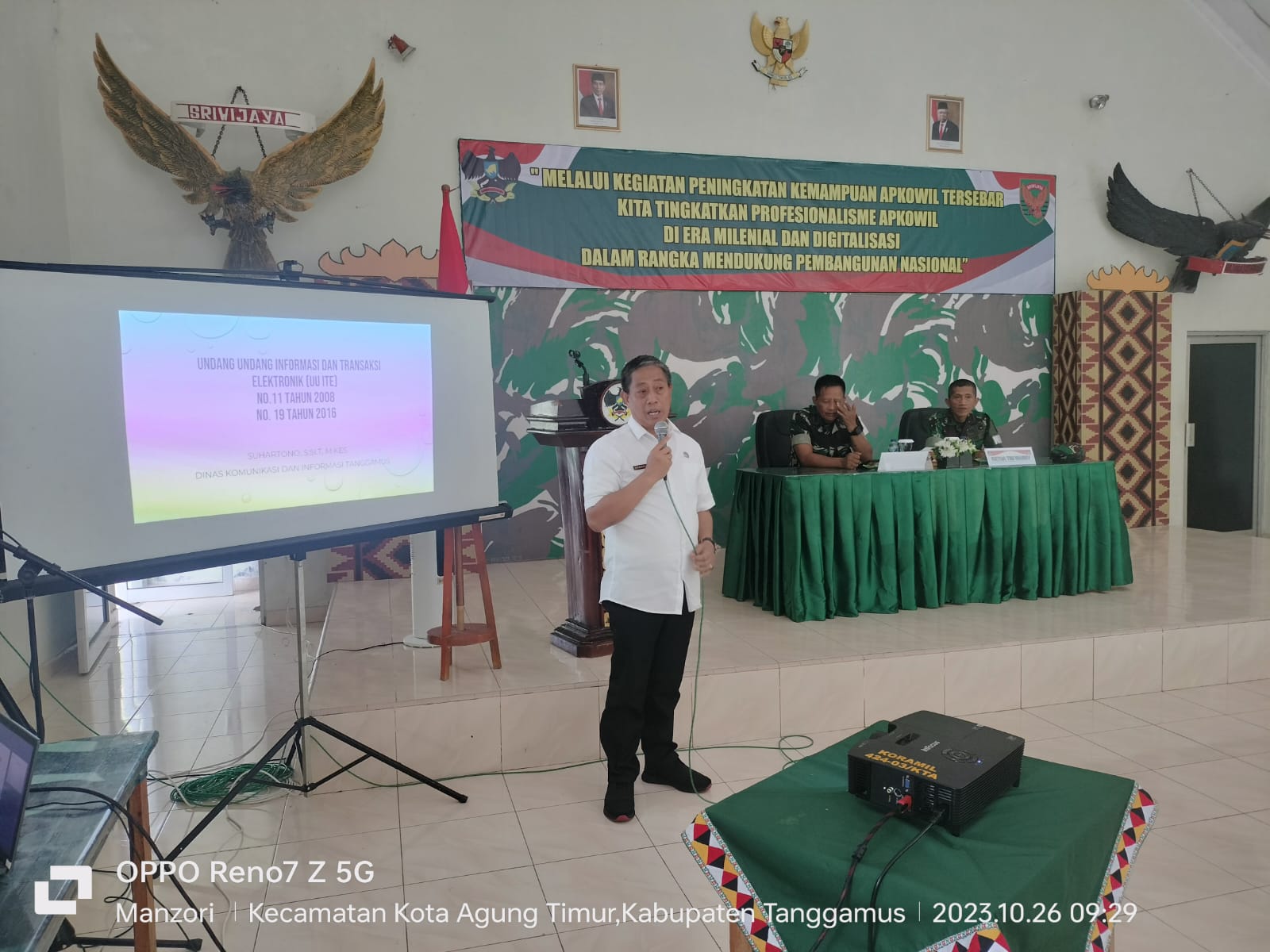 You are currently viewing Kadis Kominfo  Suhartono Sosialisasikan UU ITE di Kodim 0424/Tgm