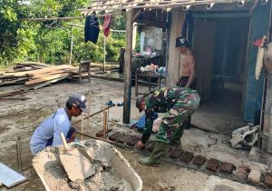 Read more about the article Bersama Warga Binaan, Anggota Koramil Widodaren Gotong -Royong Rehab Rumah Warga