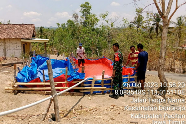 Read more about the article Bantu Salurkan Air Bersih, Personil Kodim 0801/Pacitan Berkontribusi Atasi Dampak Kekeringan