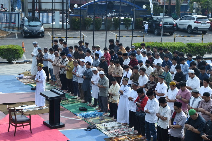 You are currently viewing Gelar Salat Istisqo, Civitas Academica IIB Darmajaya Memohon Segera Turun Hujan