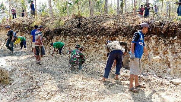 You are currently viewing Babinsa Koramil 0801/11 Karya Bakti Bangun Saluran Air