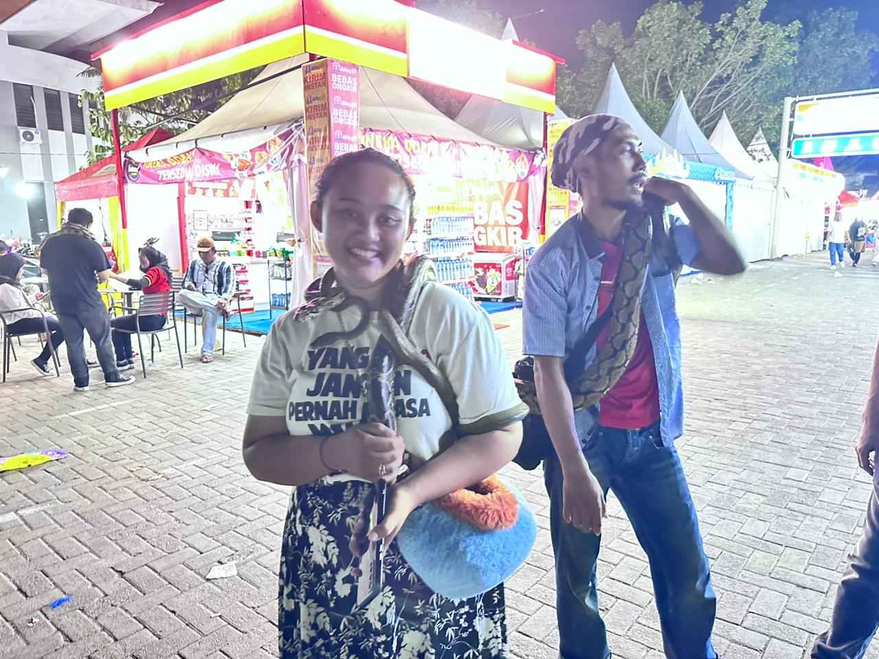 You are currently viewing Foto dengan ular di Pekan Raya Lampung Diminati Banyak Pengunjung