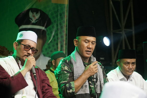 You are currently viewing Serbuan Sholawat di Nganjuk, Danrem 081/DSJ Didoakan K.H. Anwar Zahid Segera Pecah Bintang