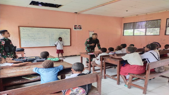 Read more about the article Satgas Yonif 122/TS Ajarkan  Disiplin di Sekolah Dasar Inpres Syawiyatami Papua