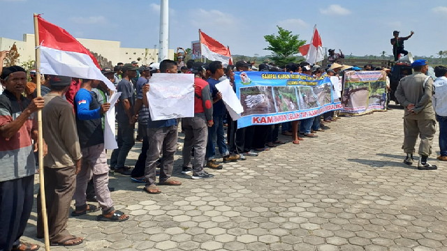 Read more about the article Kekurangan Air Sawah, Petani Pringsewu  Demo Digedung DPRD