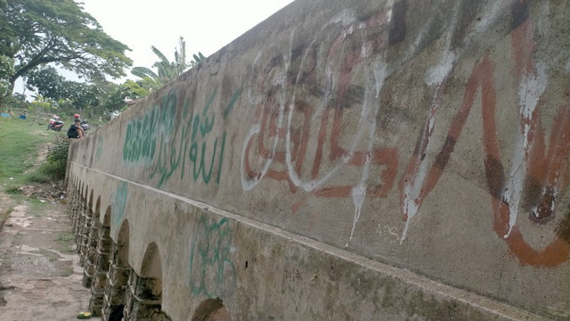 You are currently viewing Aksi Coret Coret Merusak Keindahan Situs Bersejarah Kali Brug