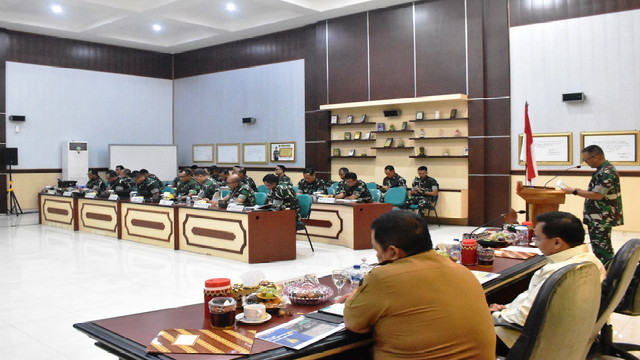 You are currently viewing Pangdam II/Swj Didampingi Danrem 043/Gatam Sambut Kunjungan Kerja Tim Komisi I DPR RI