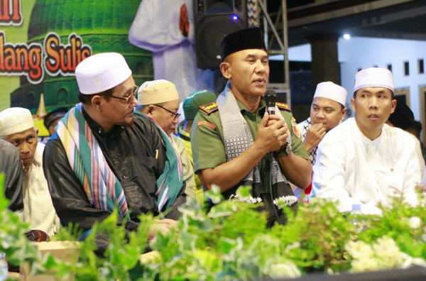 You are currently viewing Danrem 081/DSJ Hadiri Bulusulur Bersholawat di Jenangan Ponorogo