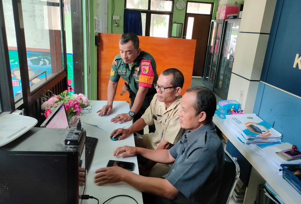 You are currently viewing Perbaharui Data Wilayah, Babinsa Kodim 0803/Madiun Laksanakan Anjangsana dan Puldata