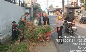 Read more about the article Jaga Kebersihan Lingkungan, Babinsa Kodim 0802/Ponorogo Ikut Kerja Bakti Bersihkan Saluran Air