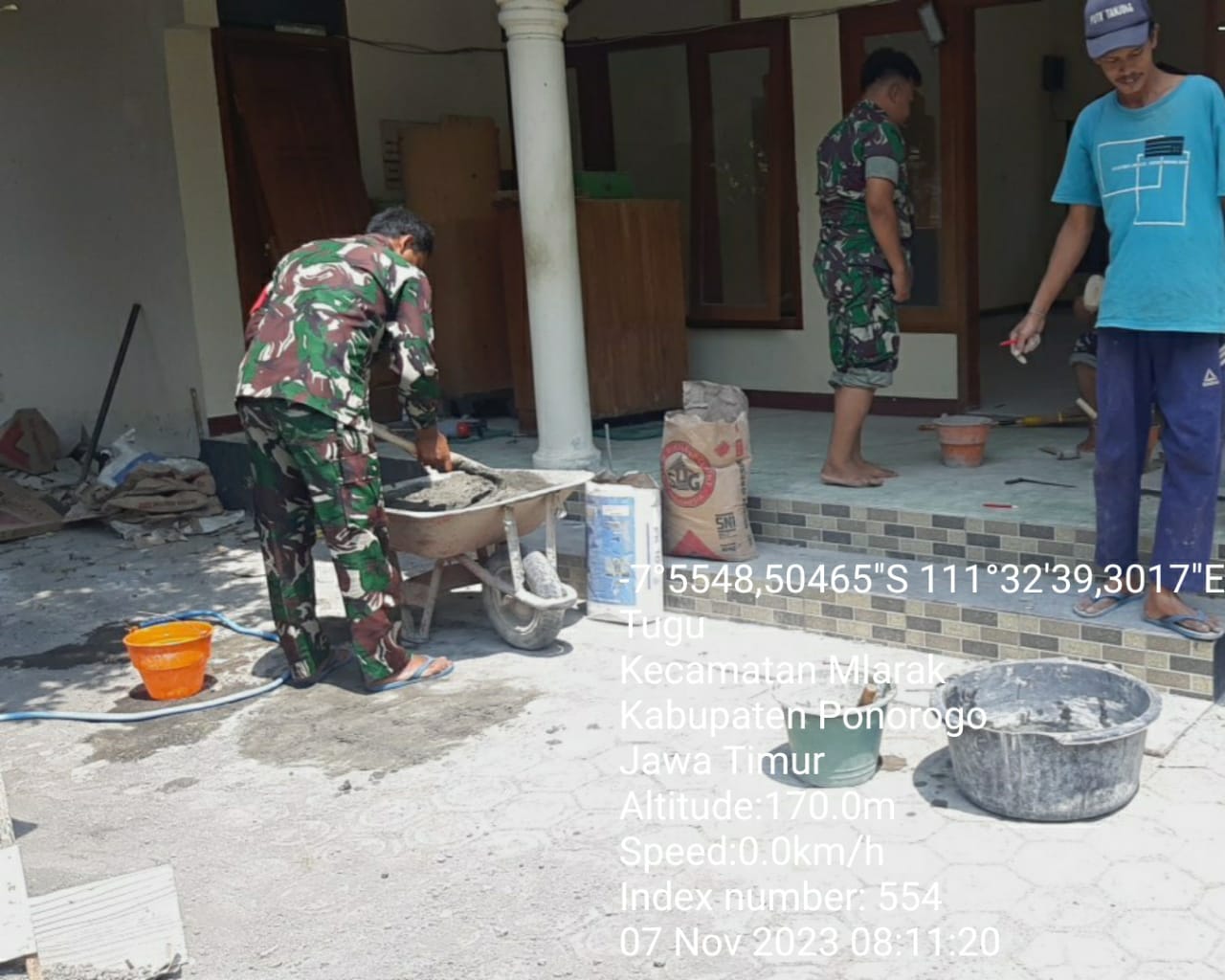 You are currently viewing Terus Dekat Dengan Rakyat, Anggota Kodim 0802/Ponorogo Bantu Warga Pasang Granit Lantai Masjid